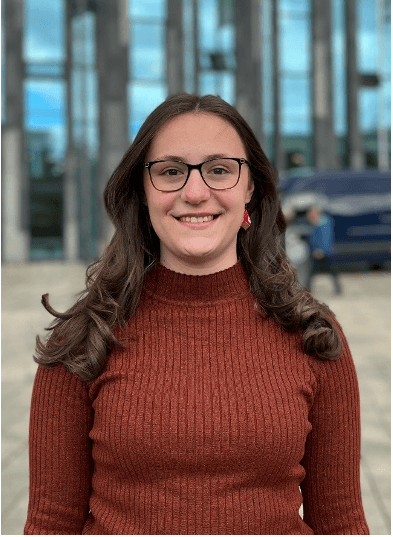 Frau in rotem Pulli mit Brille