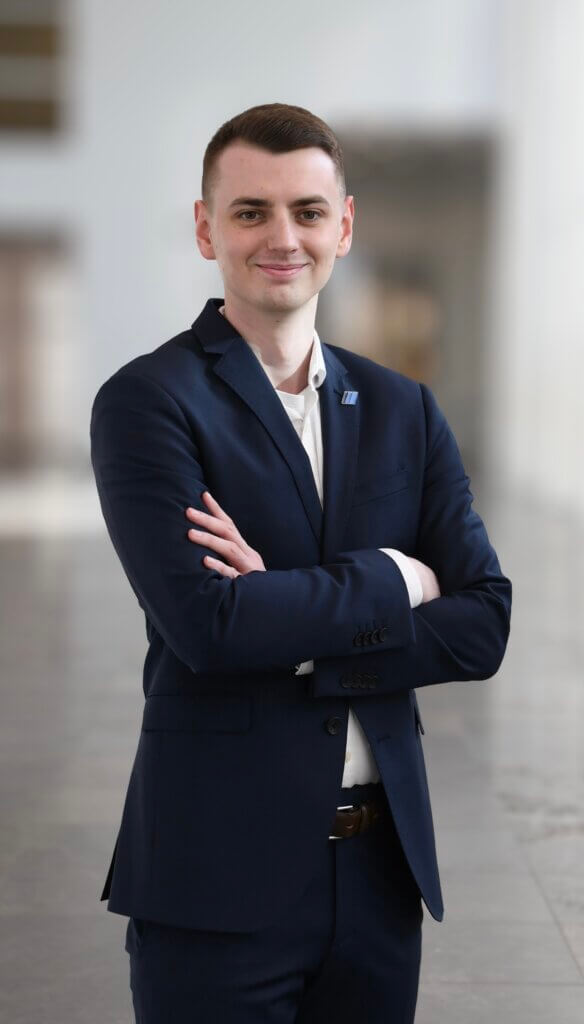 Mann mit verschrenkten Armen