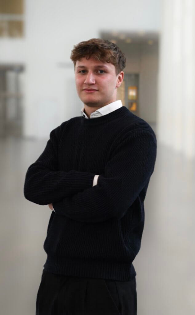 Mann mit verschränkten Armen